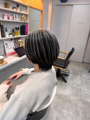 シルバーアンブレラカラーとショートカット