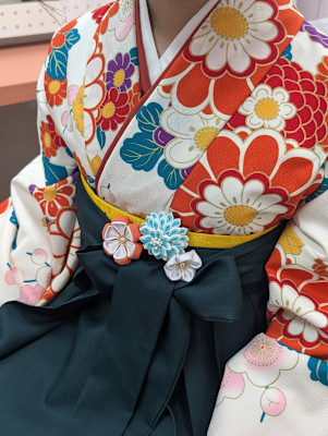 小学校の卒業式を彩る、華やかな袴スタイル