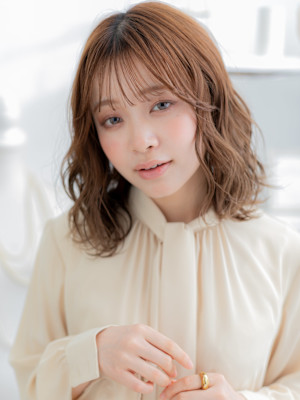 くせ毛風韓国巻きミディアムレイヤーカット　ミルクブラウンb