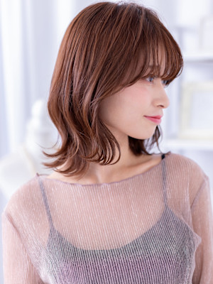 大人可愛いチェリーレッド外ハネくびれヘア　ミディアムレイヤー