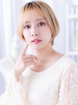 カーテンバング金髪ひし形レイヤーショート　シャギーカット