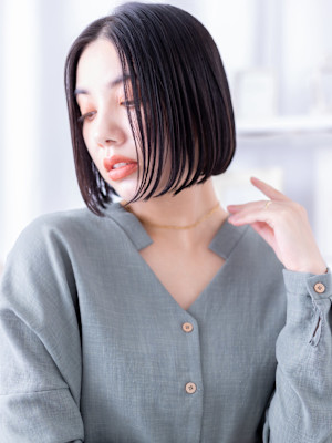 黒髪艶カラーシンメトリー切りっぱなしボブ　ダークグレージュ