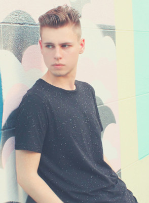 刈り上げセンターパートサーフカールフェザーパーママレットヘア