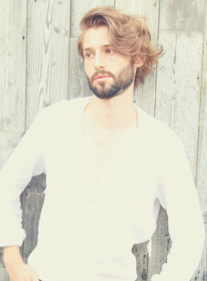 刈り上げセンターパートサーフカールフェザーパーママレットヘア