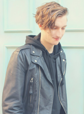 リバースセンターパート刈り上げセンターパートサーフカール