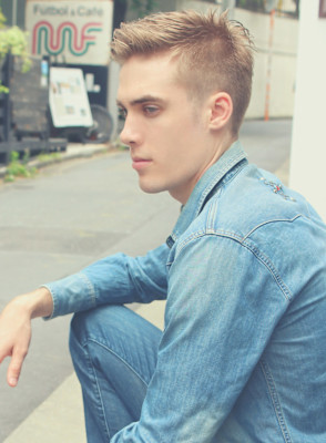 刈り上げセンターパートサーフカールフェザーパーママレットヘア