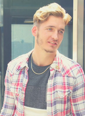 刈り上げセンターパートサーフカールフェザーパーママレットヘア