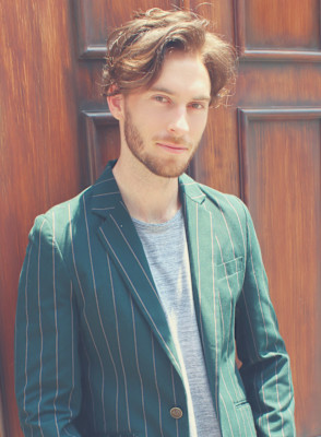 刈り上げセンターパートサーフカールフェザーパーママレットヘア