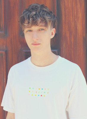 刈り上げセンターパートサーフカールフェザーパーママレットヘア