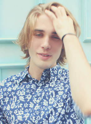 リバースセンターパート刈り上げセンターパートサーフカール