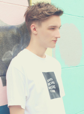 刈り上げセンターパートサーフカールフェザーパーママレットヘア