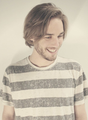 刈り上げセンターパートサーフカールフェザーパーママレットヘア