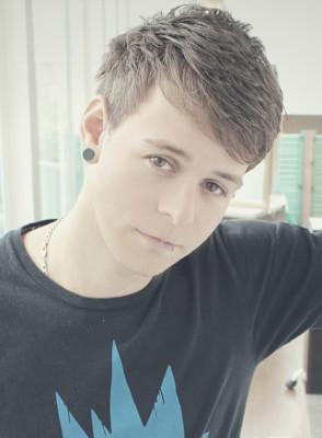 刈り上げセンターパートサーフカールフェザーパーママレットヘア