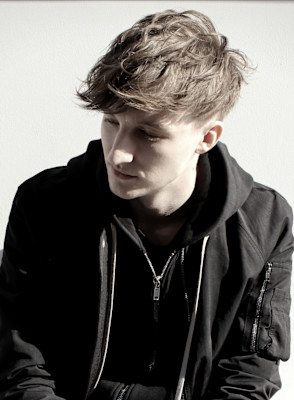 リバースセンターパート刈り上げセンターパートサーフカール