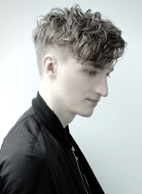 リバースセンターパート刈り上げセンターパートサーフカール