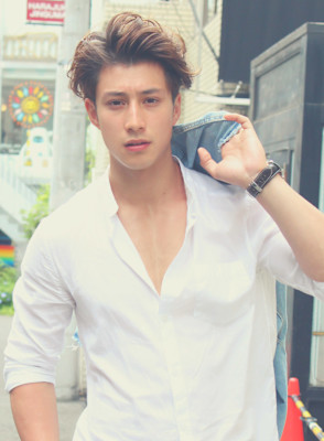 リバースセンターパート刈り上げセンターパートサーフカール