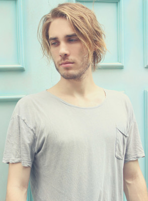 刈り上げセンターパートサーフカールフェザーパーママレットヘア