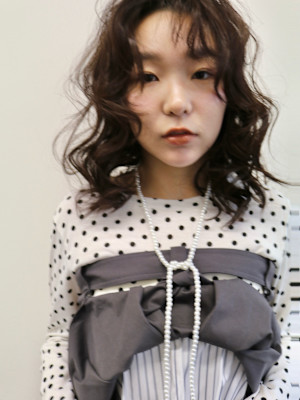 くるくるパーマミディ×前髪あり抜け感ヘア