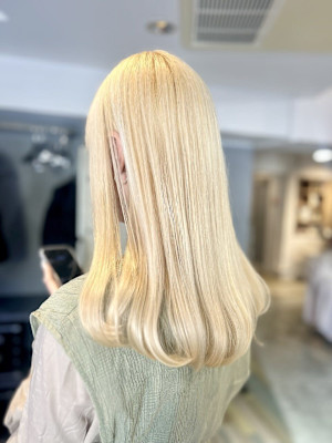 ブロンドのカジュアルミディ