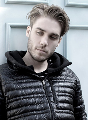 刈り上げセンターパートサーフカールフェザーパーママレットヘア