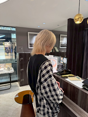 ラフに動くブロンドウルフ