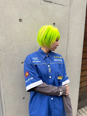 視線を奪うネオンボブ