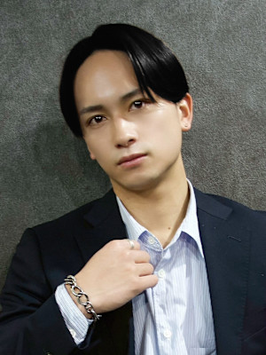 センターパート＆韓国風＆ニュアンスパーマ＆カルマパーマ＆黒髪