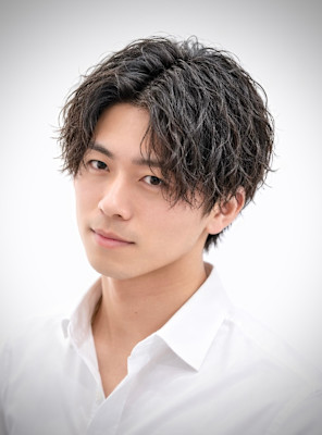 大人の色気センターパート+ゆるスパイラルパーマ