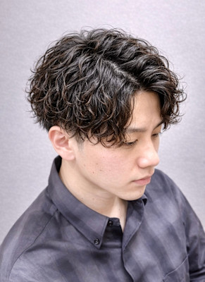 色気出る大人のスパイラルパーマ×センターパート