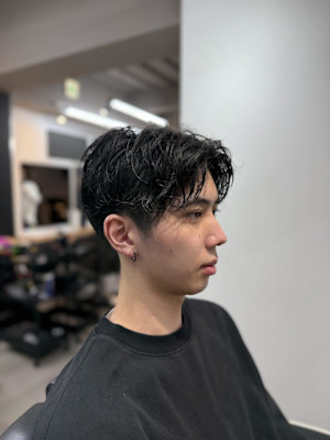 くせ毛を活かした無造作センターパート