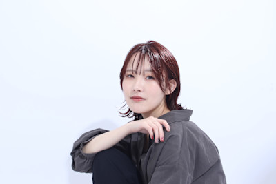 外ハネボブミディアム　バイオレット×レッド系ツヤカラー