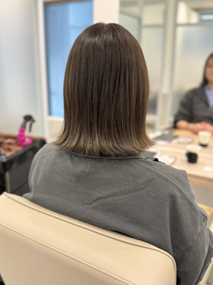 オリーブカラー　外はねボブ