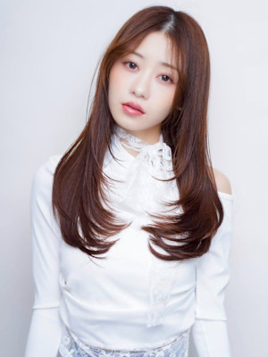 ロングレイヤー ベージュ センターパート 髪質改善カラー