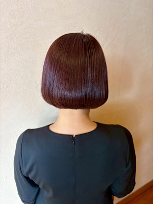 ツヤとラインが際立つコンパクトボブ