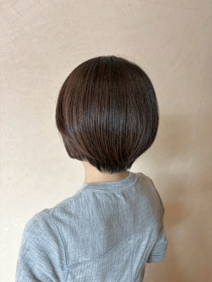 丸みシルエットで魅せる大人ショートボブ