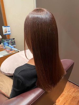 ツヤとまとまりが際立つナチュラルストレートロング