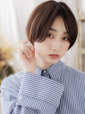 小顔補正カットうざバング透明感丸みショート　モカブラウン