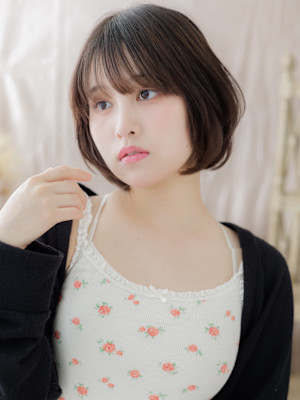 斜めバング黒髪小顔丸みショートハッシュボブ　ダークアッシュ