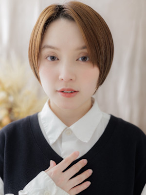 ウォームベージュ前下がりショートマッシュ　ミルクブラウン