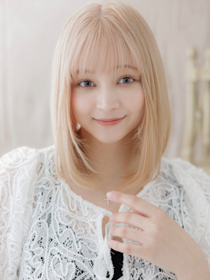 外国人風ホワイトブロンド切りっぱなしボブディ　シャギーカット