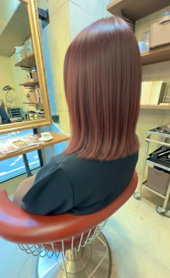 ピンクベージュ　切りっぱなしヘア　シースルーバング