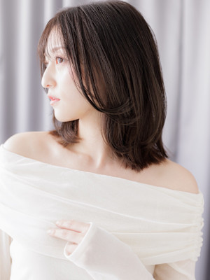 黒髪アッシュくびれミディアムレイヤーウルフカット30代40代