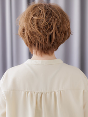 ミルクブラウン小顔フェザーショートマッシュパーマ10代20代