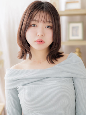 レイヤーカットくびれミディアムこなれヘア　モカブラウンb