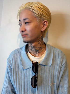 タイトにまとめたブロンドショート