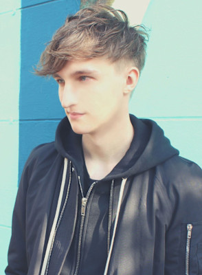 刈り上げセンターパートサーフカールフェザーパーママレットヘア