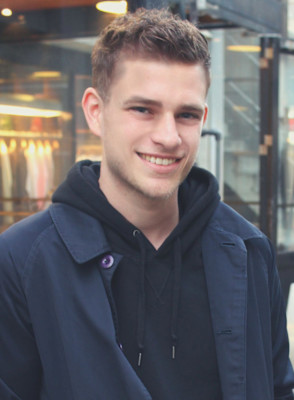 刈り上げセンターパートサーフカールフェザーパーママレットヘア