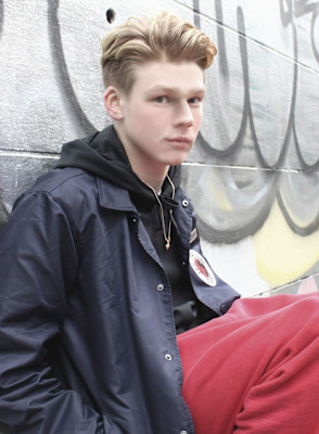 刈り上げセンターパートサーフカールフェザーパーママレットヘア