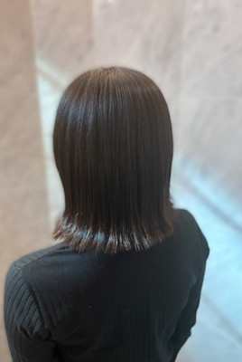 ツヤツヤ外はねグレージュボブ