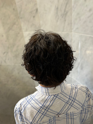 ブルー×グレーカラーのメンズパーマスタイル